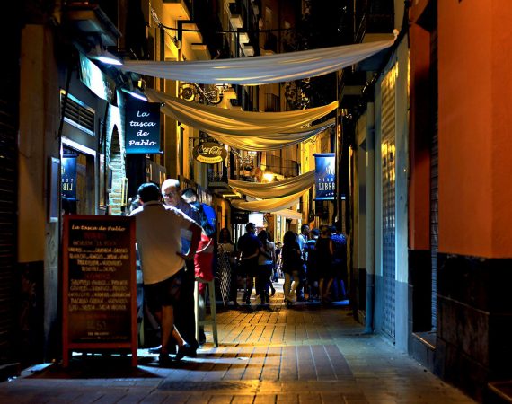 espagne-ruelle-animee-la-nuit