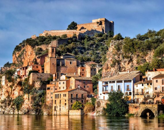 espagne-village-flanc-montagne